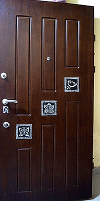 Дверь с ковкой