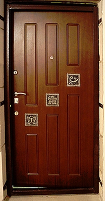Дверь с ковкой