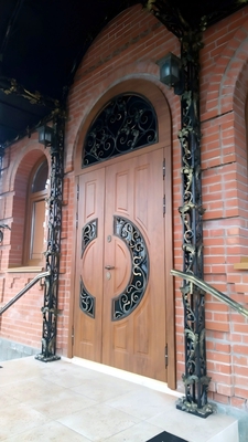 Арочная дверь со стеклом, вид снаружи