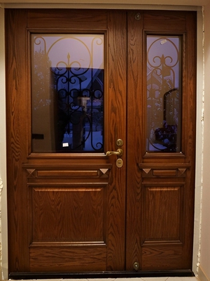 Дверь с отделкой из массива дуба Дверь с отделкой из массива дуба